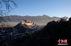 初冬拉萨布达拉宫景色秀丽